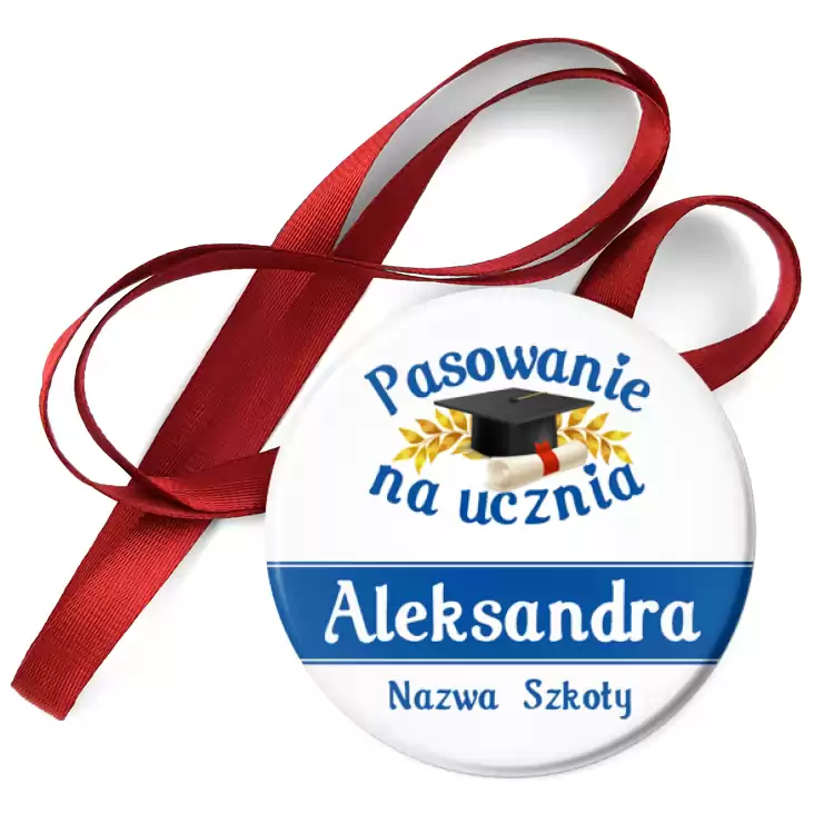 przypinka medal Pasowanie na ucznia z biretem, imieniem i nazwą szkoły