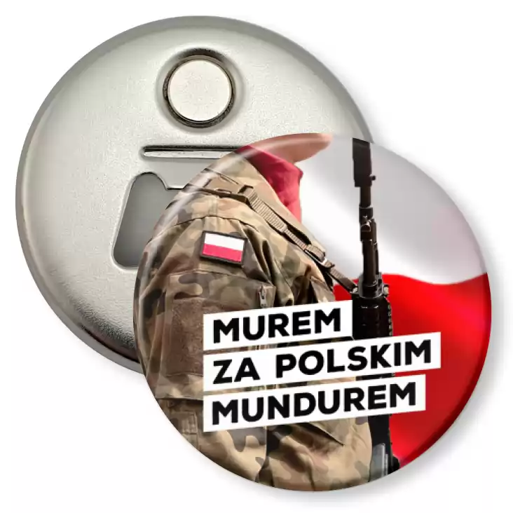 przypinka otwieracz-magnes Murem za polskim mundurem na tle biało-czerwonej flagi